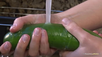 MILF lava um pepino e acaba se masturbando com ele antes de usar outros vegetais