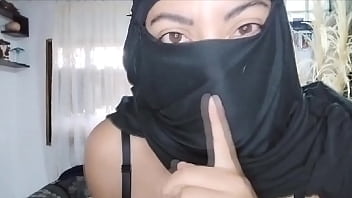 Une maman musulmane arabe aux gros seins se masturbe la chatte éjacule pour Allah en hijab sur sa webcam (Pornhijab Squirt)