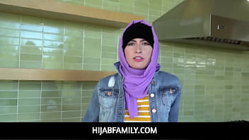HijabFamily - La mignonne du Moyen-Orient Angeline Red est prête à aller jusqu'au bout avec son petit ami et saute sur sa queue
