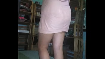 Tocandole el culo con su vestido rosa