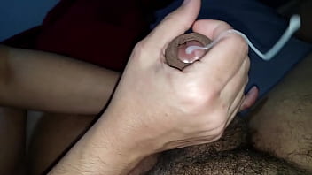 ¡ÉL LLEGÓ mucho semen mientras le tocaba el culo! ¡La esposa amateur hace orgasmos descuidados con las manos con masaje de próstata y recibe MUCHA ESPERMA! DEBE VER!!! karina y lucas.