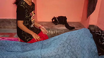 Молодая индийская горничная дези сняла одеяло, она была поражена, увидев мой выпирающий большой член
