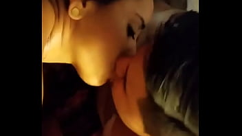 Corno manso beijando esposa