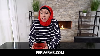 PervArab - Hijastro cachondo le enseña a la madrastra del Medio Oriente Lilly Hall cómo dar las mejores mamadas