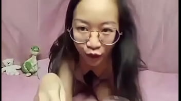 Возбужденная азиатская девушка показывает свою киску и большую задницу