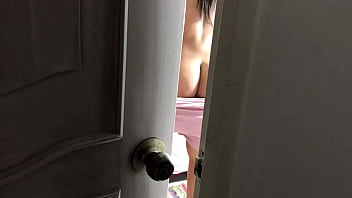 SPYING ON MY BRUNETTE STEPSISTER THROUGH THE DOOR YOU CAN SEE HER TIGHT PUSSY (DRESSING, BRUNETE, BIG ASS, THONG)