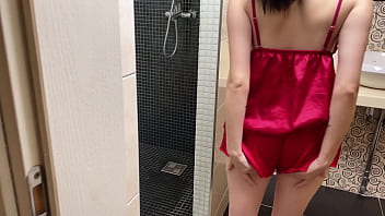 Eva Deva se masturbe la chatte rose sous la douche