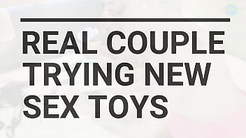 Vrai couple essayant de nouveaux jouets sexuels