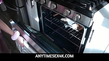 AnyTimeSex4K - Отчим трахает свою горячую падчерицу, пока она готовит печенье