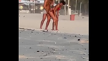 Comendo a mulher na praia