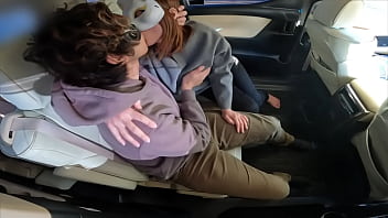 Creampie Sex im Auto während der Arbeitspause