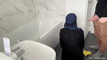 Wunderschönes arabisches muslimisches Dienstmädchen wird für eine Fünf-Sterne-Bewertung in den Arsch gefickt