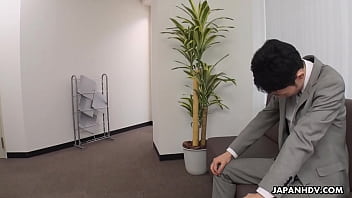 日本のオフィスベイブ一ノ瀬ルカは、オフィスで同僚のペニスを無修正で吸う。