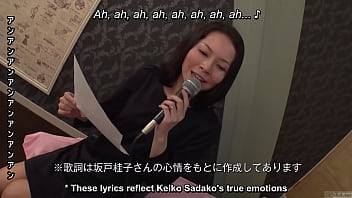 Зрелая японская жена поет шаловливую караоке и занимается сексом