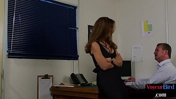 Одетые женщины, раздетый мужчина: вуайеристская милфа в черном нижнем белье соблазняет офисную дрочку