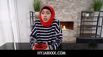 HyjabXXX - Hijastro cachondo le enseña a su madrastra Lilly Hall cómo dar las mejores mamadas