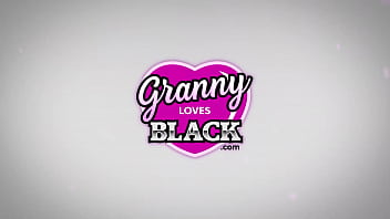 GRANNYLOVESBLACK - おばあちゃんアジャはディープバンギングを楽しんでいます