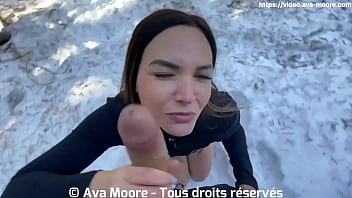 Garota francesa chupa um pau grande na neve e engole toda a porra - Ejaculação oral