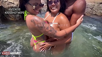 Heiße Freundinnen machen total nackt am Strand von Salvador rum