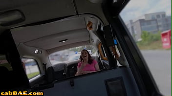 Большегрудую таксистку трахнул водитель большого белого члена в миссионерской позе