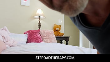StepdadTherapy - Un père pervers installe une caméra pour espionner sa belle-fille - Leia Rae