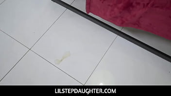LilStepdaughter - Плохой отчим шлепает и трахает свою бедную падчерицу (Brie Klein)