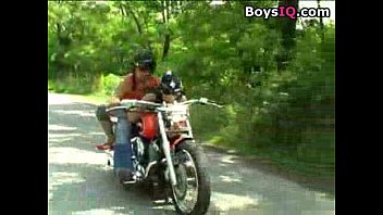 Driving with her is dangerous, better stop the motorcycle and fuck her! - sex video