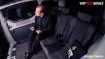 Die Tschechin Katy Rose verführt den Fahrer auf dem Rücksitz zu heißem Hardcore-Sex - VIP SEX VAULT
