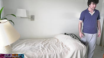Madrastra comparte la cama de una habitación de hotel con su hijastro