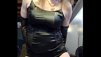 jade en un sexy vestido negro y guantes