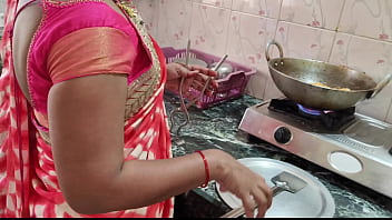 Desi bhabhi travaillait dans la cuisine quand le serviteur l'a baisée