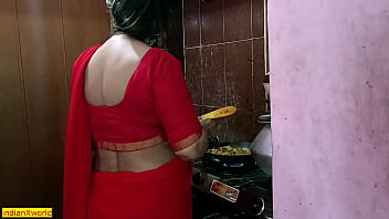 Индийская горячая мачеха занимается сексом с пасынком! Вирусный секс в домашнем видео