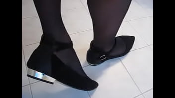 Andres Machado sapatilhas pretas de camurça com amarração no tornozelo, sapato Isabelle-Sandrine