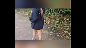 Девушка на пробежке в джунглях армейская мать показала нагрузку и впустила ее - любители пинэ фот