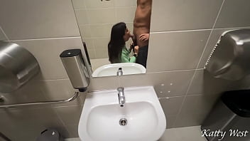 Рискованный секс в общественном туалете торгового центра