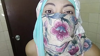 HOT Arab In Sexy Jeans And Niqab Masturbates Muslim Squirting Pussy And Squirts On Jeans