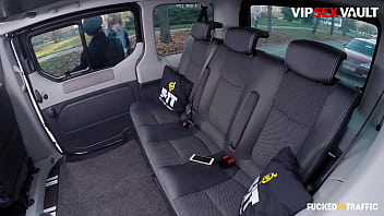 Die sexy blonde Kundin Karina Grand lutscht den fetten Penis des Fahrers auf dem Rücksitz seines Taxis - VIP SEX VAULT