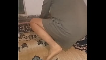 Зрелая турчанка вытирает ковер сексуальными тюлевыми носками