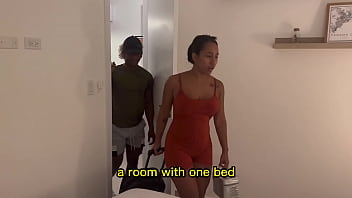 継母と娘たちはホテルの部屋でベッドを共有しています。英語字幕