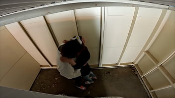 Eine perverse verheiratete Frau, die während ihrer Arbeitspause Sex in der Garage hat