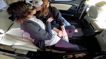 Секс в машине с прелюбодейным мужчиной во время шоппинга с мужем