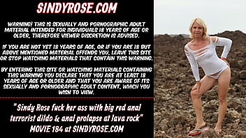 Синди Роуз трахает свою задницу большим красным анальным террористическим дилдо и анальным пролапсом на лавовой скале