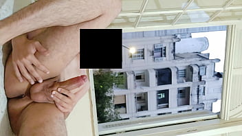 Masturbazione rischiosa che lampeggia nel quartiere davanti alla finestra aperta