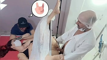 marido leva esposa no ginecologista estranho!