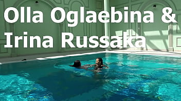Na piscina coberta, duas garotas deslumbrantes nadam