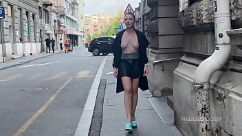 Oben-ohne-Spaziergang durch die Stadt. Passanten Brüste zeigen. Öffentlich.