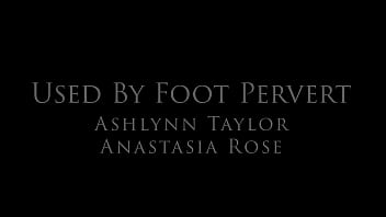 Anastasia Rose "Ligotée et utilisée par les lesbiennes aux pieds pervers" ft. Ashlynn Taylor