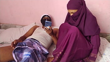 Мусульманка Аапи застукала своего сводного брата за просмотром порно в мобильном, а затем трахнула ее киску