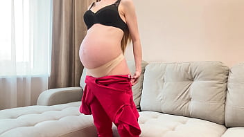 Cum dos veces en madrastra pelirroja con nueve meses de embarazo - ella mejor chupa y monta la polla