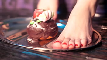 Раздавливаю вкусный торт ногами - поклонение грязным ступням